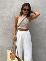 Beige crisscross haltertop van linnen-katoen met witte broek
