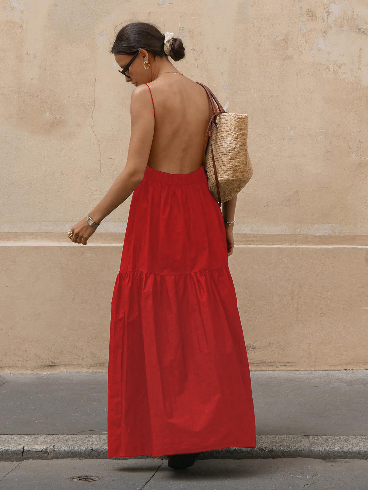 Model in rode backless jurk
