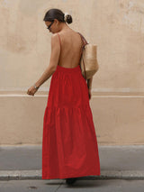 Model in rode backless jurk
