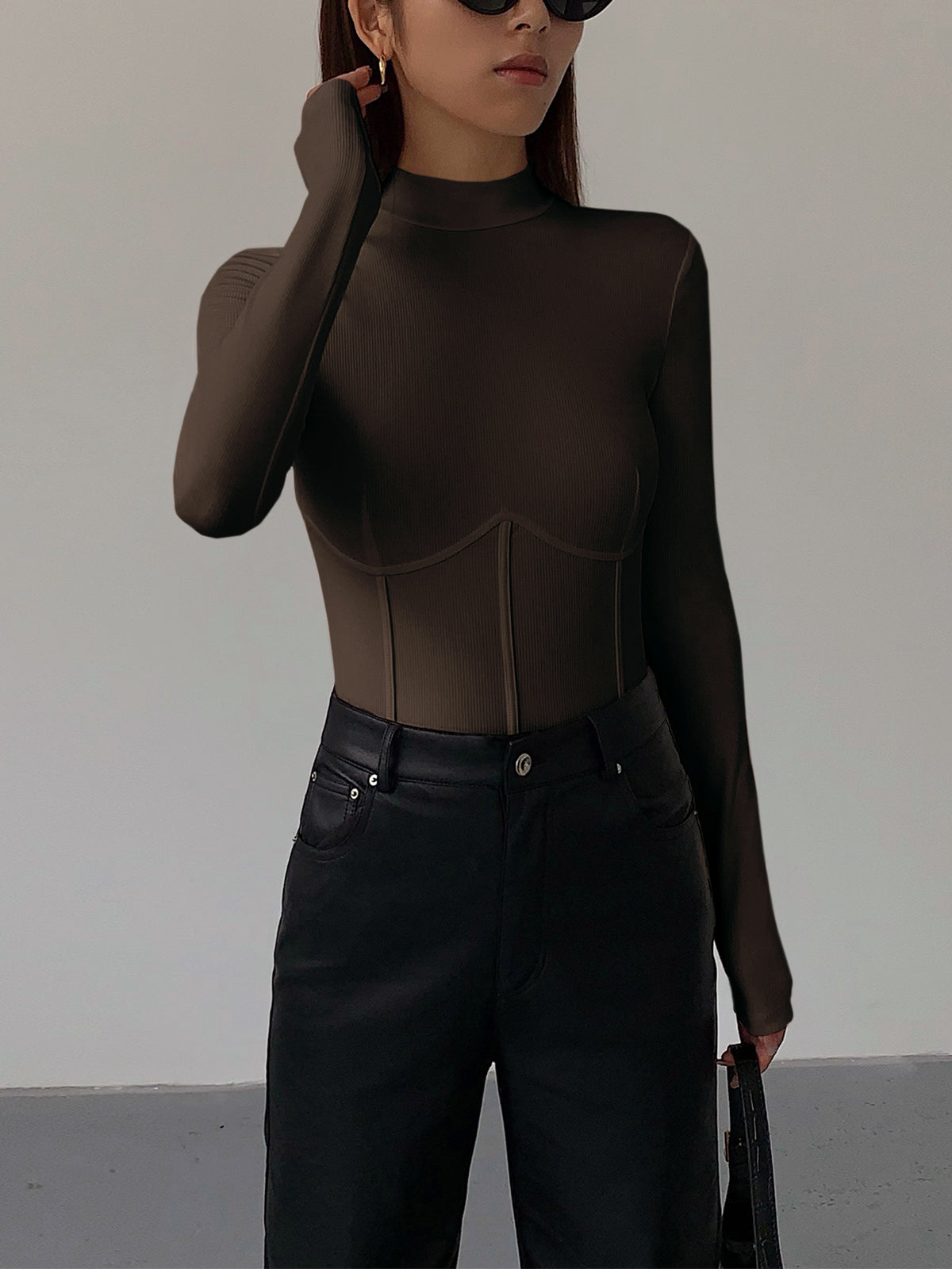 Donkerbruine Meliora top met zwarte broek
