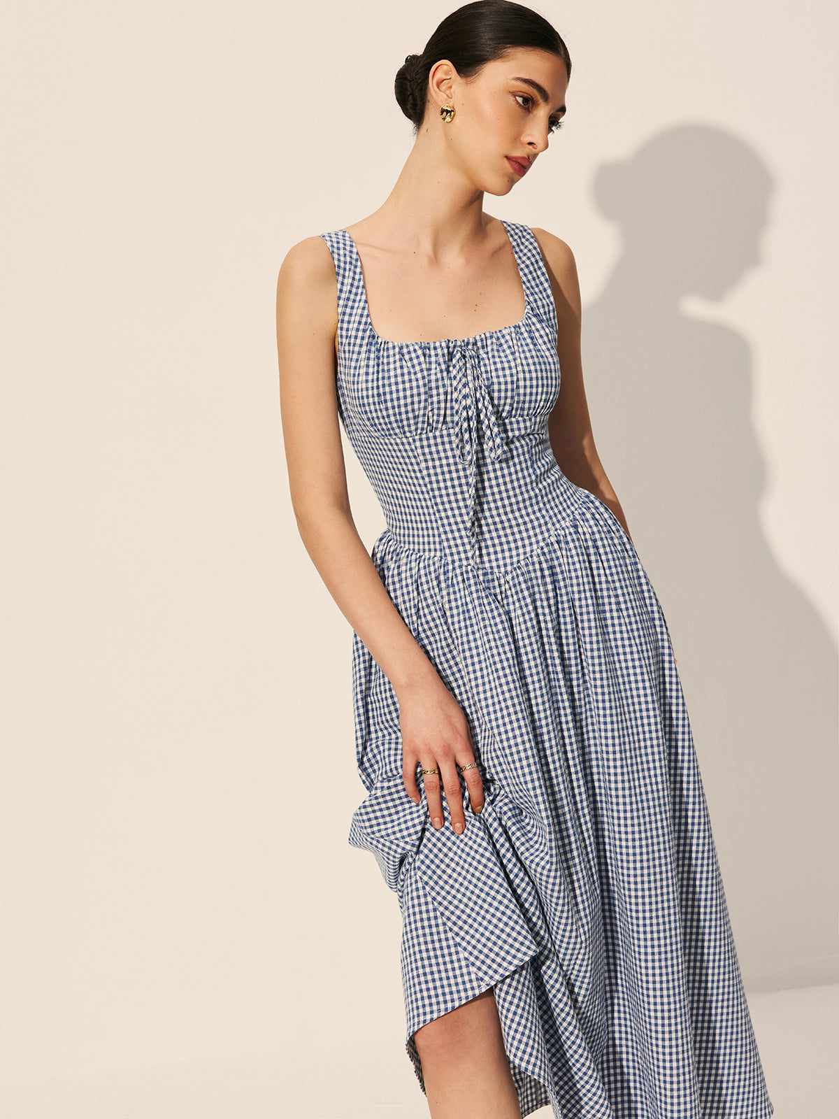 vrouwelijke maxi-jurk met strik vooraan
