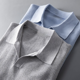 Luca gebreide polo, luxe gebreide polo, herenmode, poloshirt met textuur, smart-casual kleding, zomer polo, comfortabele pasvorm polo, stijlvolle polo
