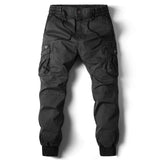 zwart cargo jogger met elastische tailleband en boorden aan de enkels.
