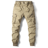 khaki cargo jogger met elastische tailleband en boorden aan de enkels.

