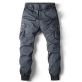 blauw cargo jogger met elastische tailleband en boorden aan de enkels.
