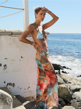 Zomerse bikini set met rok, vooraanzicht model bij strand