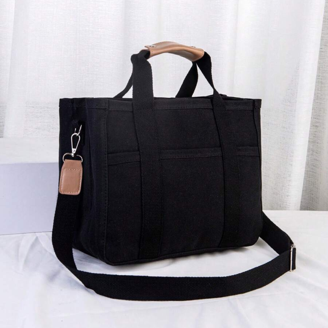 Zwarte canvas tas met modern en minimalistisch design.