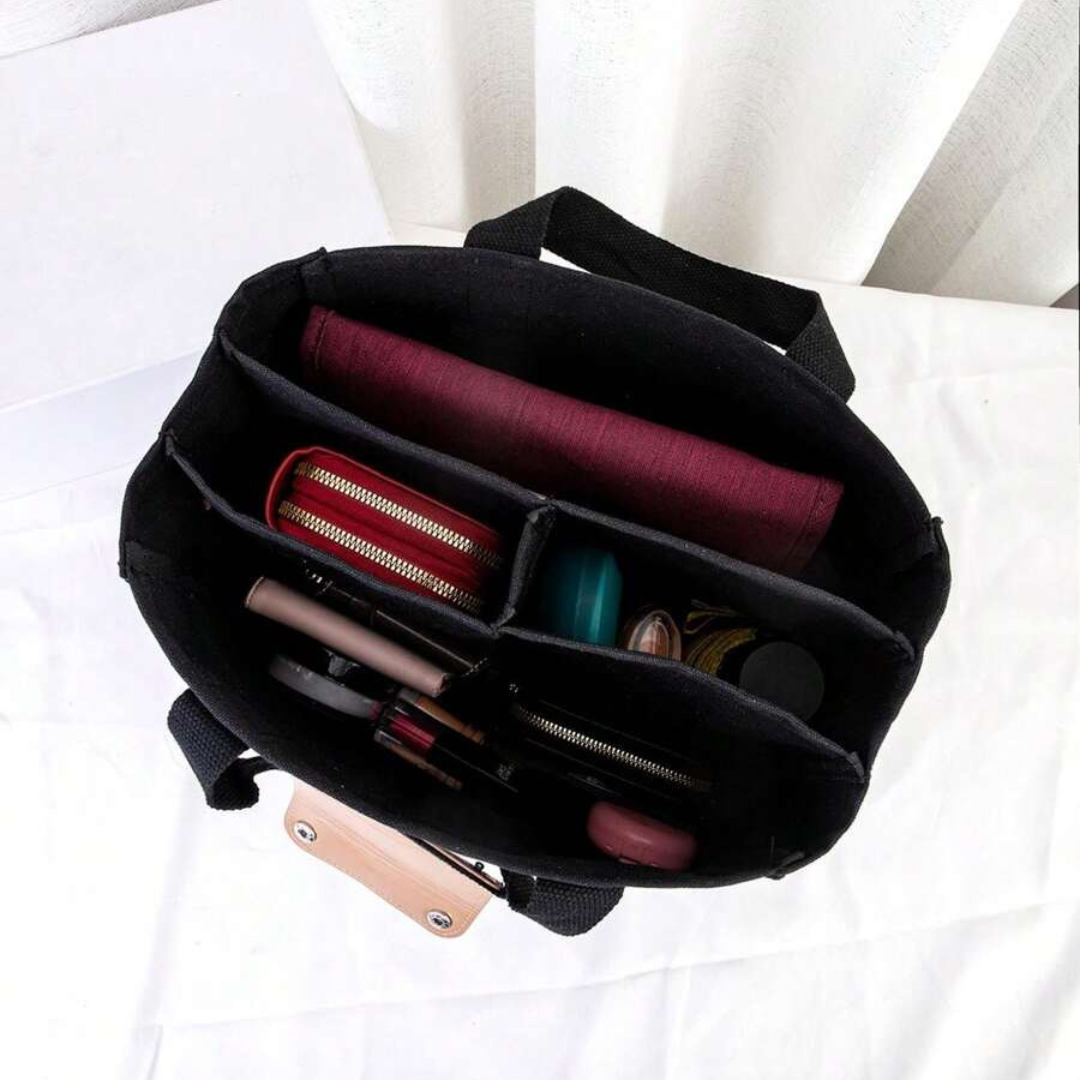 Zwarte canvas tas met modern en minimalistisch design.