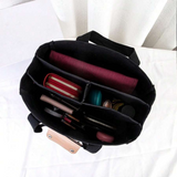 Zwarte canvas tas met modern en minimalistisch design.