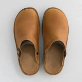 cognac kleur leren pantoffels met verstelbare band
