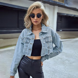Model poseert in Eliza jack met openhouding en zwarte top
