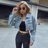 Model met Eliza denim jacket en zwarte zonnebril
