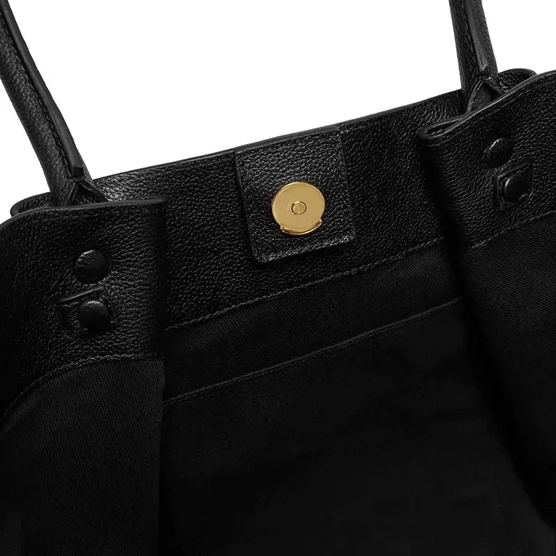 Aurora Luxe Shoulderbag in zwart leer met gouden slotdetail