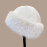 Luxe WinterCharm Hat, een zachte imitatie-nerts hoed in wit, ideaal voor koude dagen.