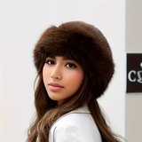 Luxe WinterCharm Hat, een zachte imitatie-nerts hoed in bruin, ideaal voor koude dagen.
