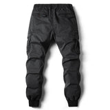 zwart cargo jogger met elastische tailleband en boorden aan de enkels.
