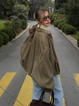 olijfgroene cropped suède look jas met epauletten en pofeffect