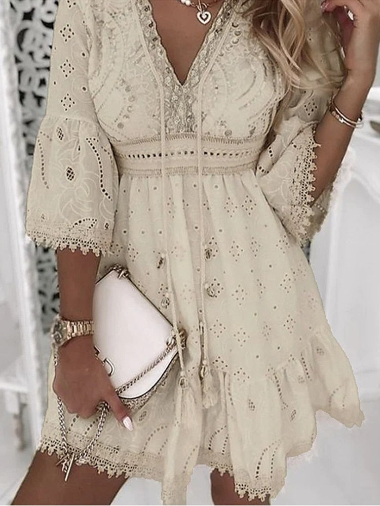 Elegante beige broderiejurk voor zomerse dagen
