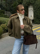 olijfgroene cropped suède look jas met epauletten en pofeffect
