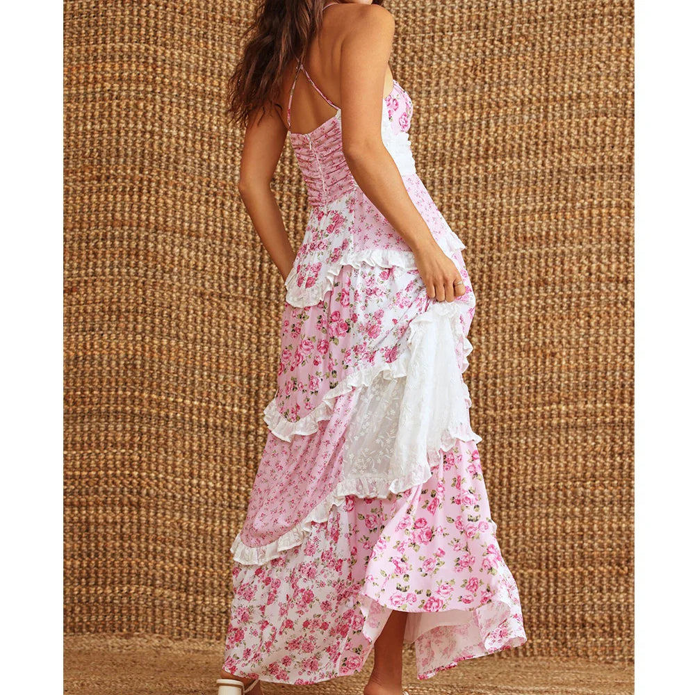 Close-up van roze jurk met verschillende stoffen en prints