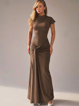 Model draagt Celina Lace-Up Gown in chocoladebruin met verstelbare rugsluiting

