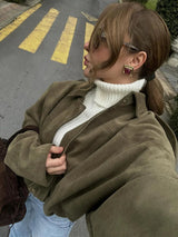 olijfgroene cropped suède look jas met epauletten en pofeffect