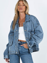 Vooraanzicht Riley Denim Jacket gecombineerd met een casual jeans en witte top
