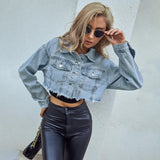 Front view van denim jacket met klassieke kraag en knopen
