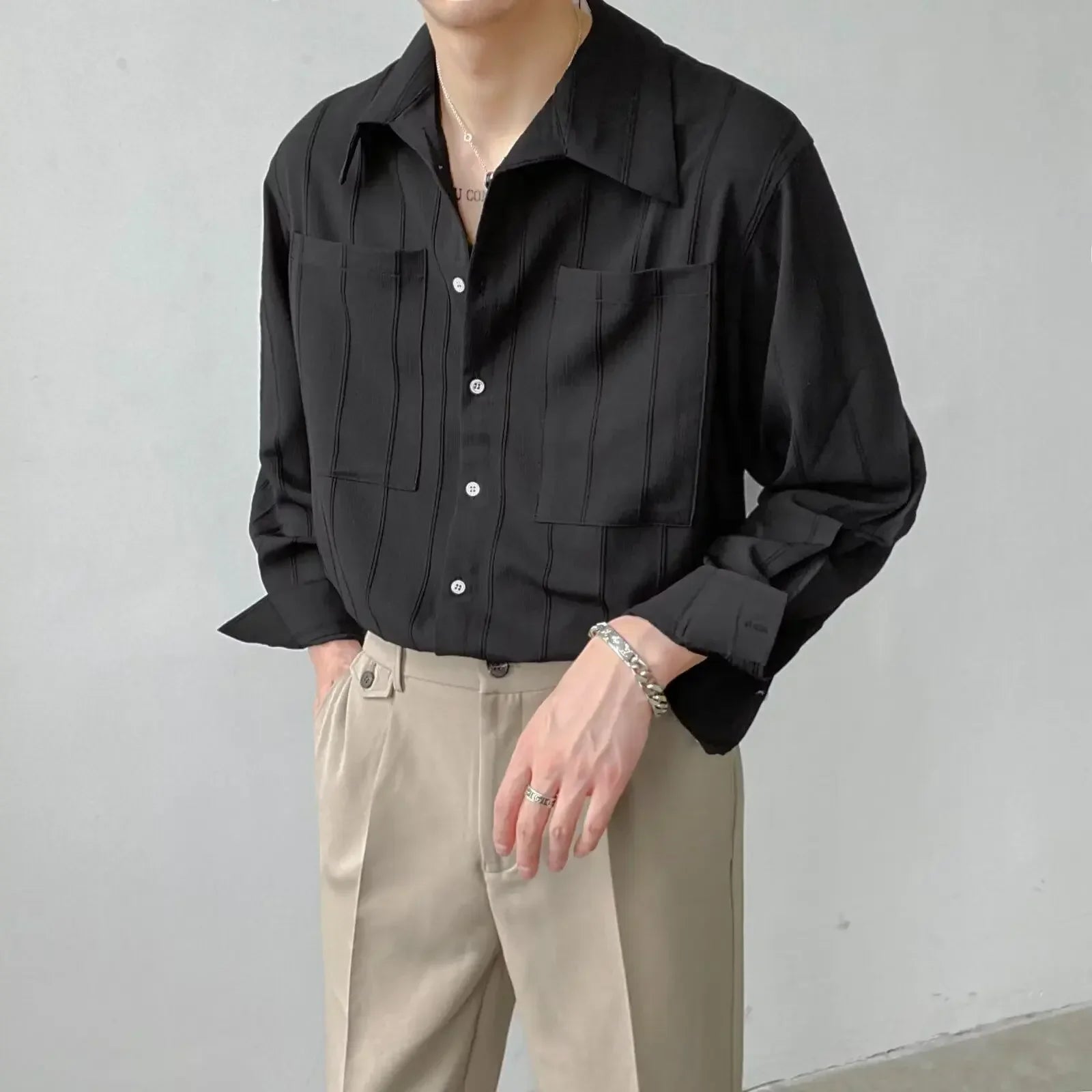 Maurice zwart gestreept overhemd met beige broek
