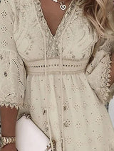 Beige broderie jurk met vrouwelijke pasvorm
