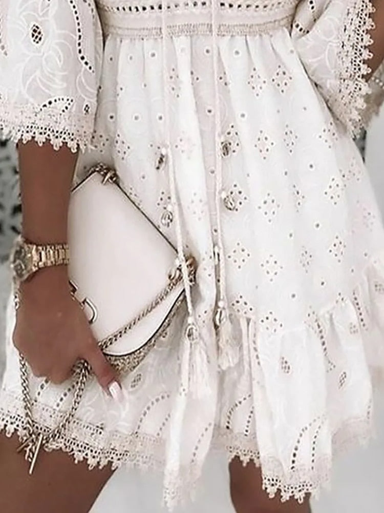 Zomerse Ibiza-stijl jurk in wit met broderiedetail

