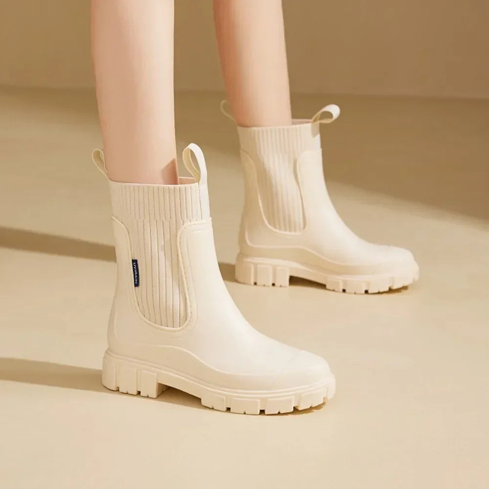 witte waterdichte boots bij casual outfit