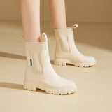 witte waterdichte boots bij casual outfit