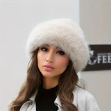 Luxe WinterCharm Hat, een zachte imitatie-nerts hoed in beige ideaal voor koude dagen.