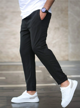  casual herenbroek wit shirt sneakers
