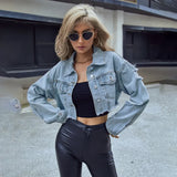 Voorzijde van licht gewassen denim jack in urban setting
