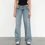 Vintage Chic Wide-Leg Jeans in verschillende kleuren, met een relaxte pasvorm en flatterend ontwerp.