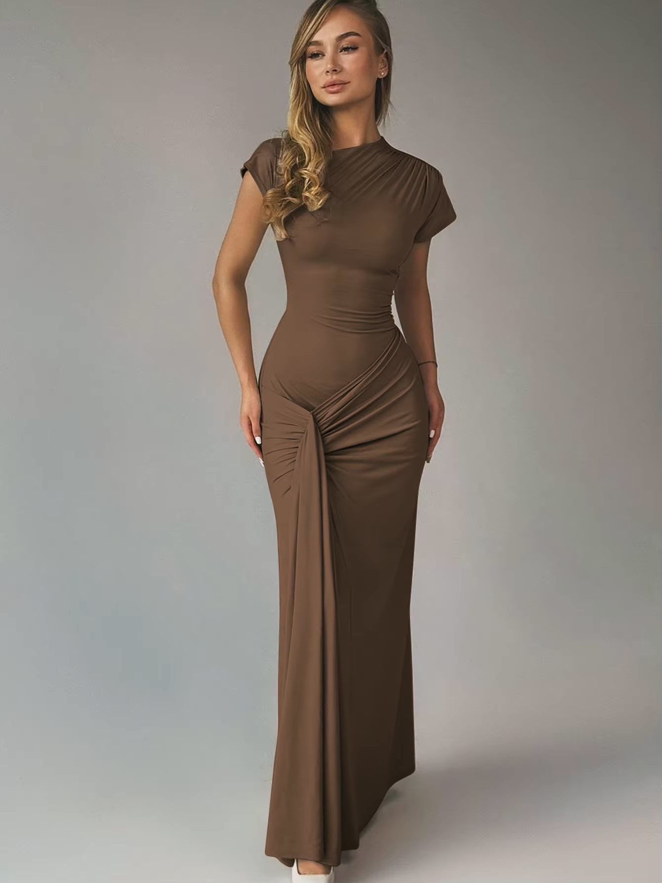 Vooraanzicht Celina Lace-Up Gown in bruin, aangesloten maxi jurk met korte mouwen
