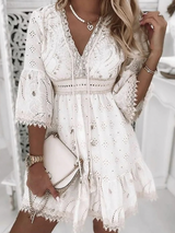 Witte korte jurk met V-hals en boho uitstraling
