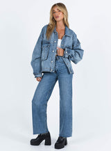 Model poseert in Riley Denim Jacket met hand in broekzak, voor een relaxte look
