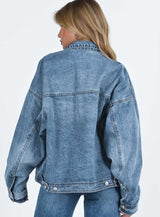 Achterkant van Riley Oversized Denim Jacket, toont het klassieke rechte model

