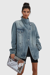 vrouw draagt een lichtblauwe denim jas met opstaande kraag en zwarte short
