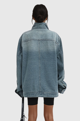 achterkant van een oversized denim jas met opstaande kraag
