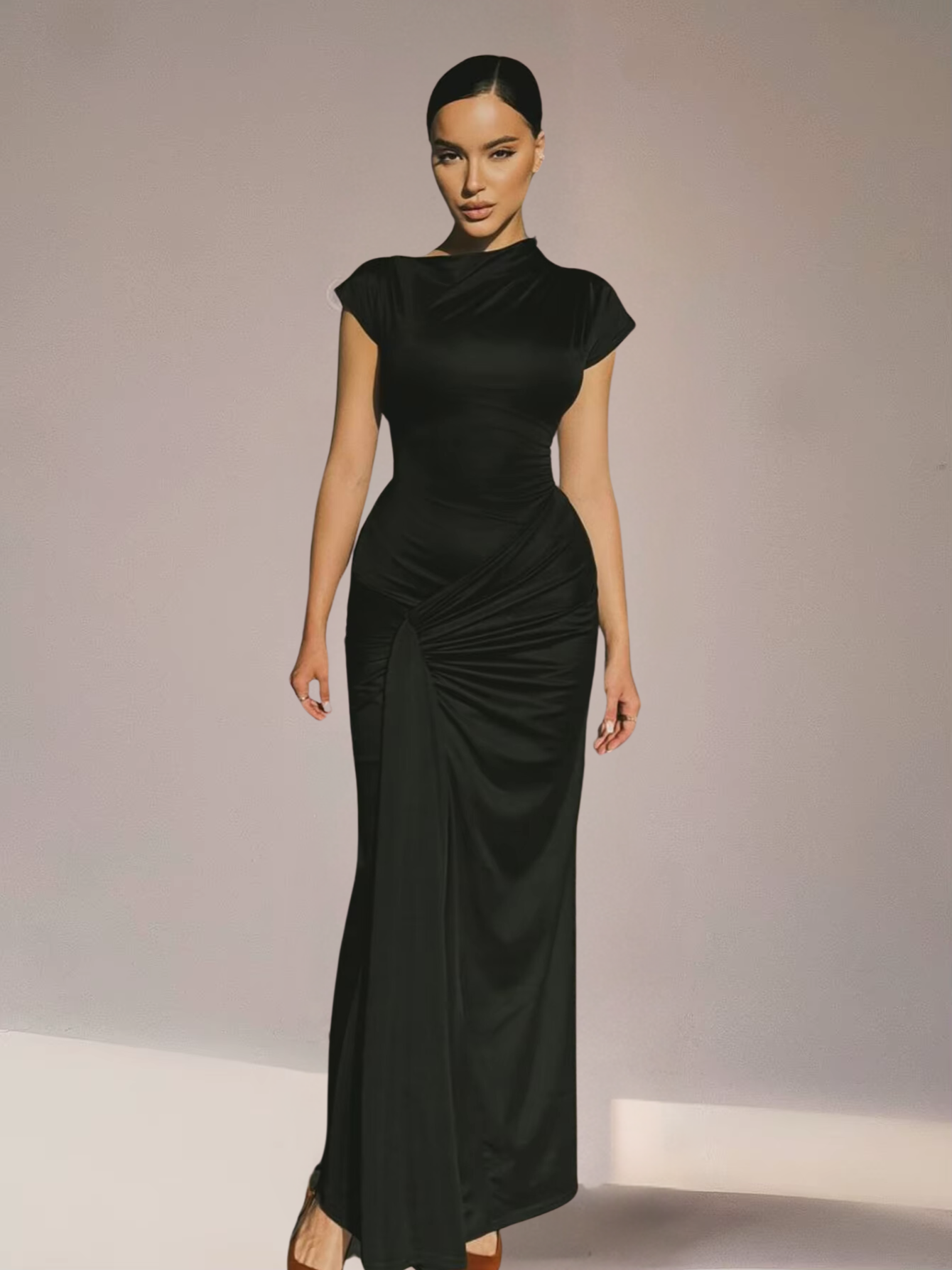 Zwarte Celina Lace-Up Gown met korte mouwen, ideaal voor gala’s
