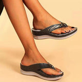 Zwarte slippers met sleehak en orthopedische pasvorm
