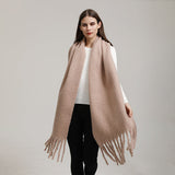 Effen variant van de Aurelia Luxe Winter Sjaal in beige tinten